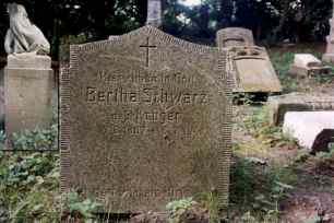 Einige Steine, z.T. ohne Inschriften wurden kürzlich zusammengestellt (Ehrenmal montiert)